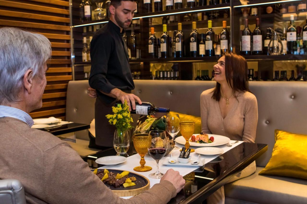 Gran Hotel Nagari Boutique & Spa Vigo Ngoại thất bức ảnh A sommelier serving wine