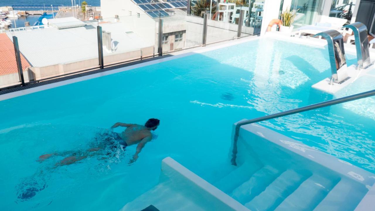 Gran Hotel Nagari Boutique & Spa Vigo Ngoại thất bức ảnh A man swimming in a rooftop pool