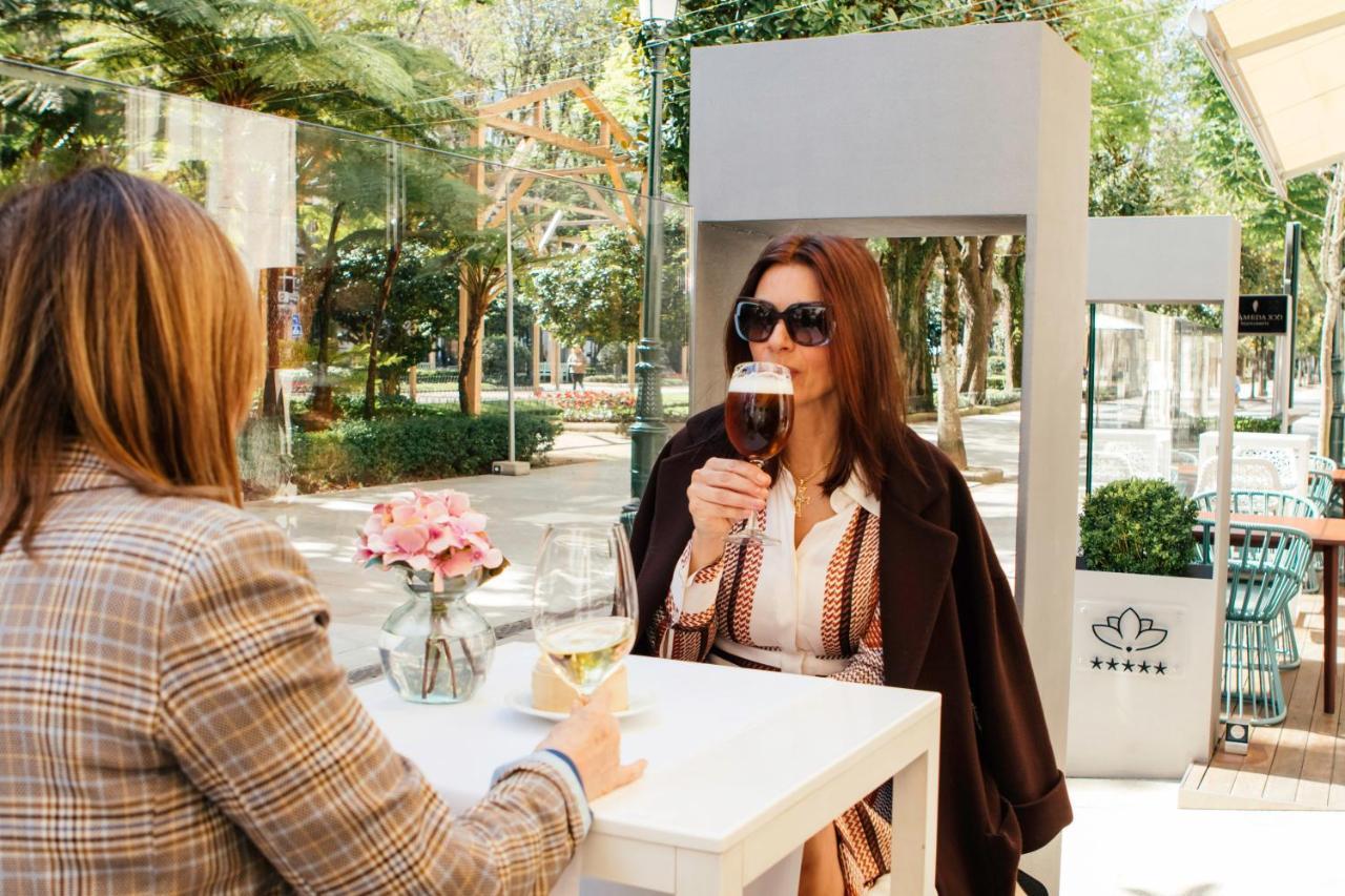 Gran Hotel Nagari Boutique & Spa Vigo Ngoại thất bức ảnh A woman drinking coffee