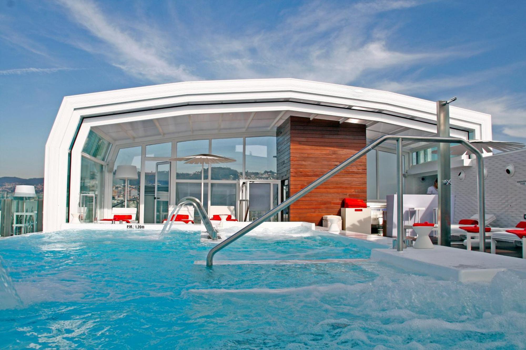 Gran Hotel Nagari Boutique & Spa Vigo Ngoại thất bức ảnh The rooftop pool at the Mandarin Oriental Barcelona