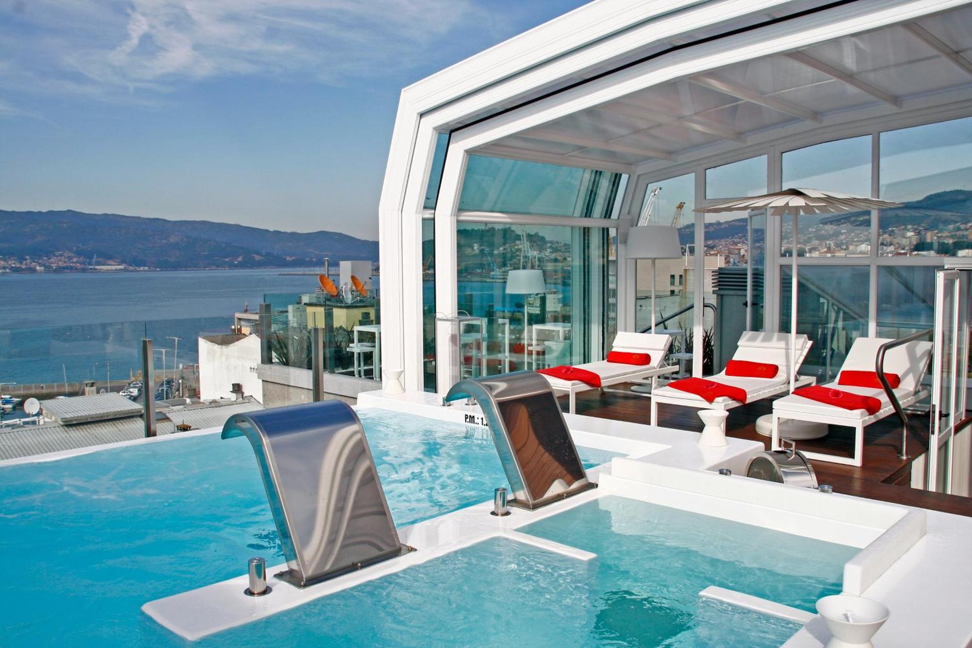 Gran Hotel Nagari Boutique & Spa Vigo Tiện nghi bức ảnh The rooftop pool at the Hotel Alexandra