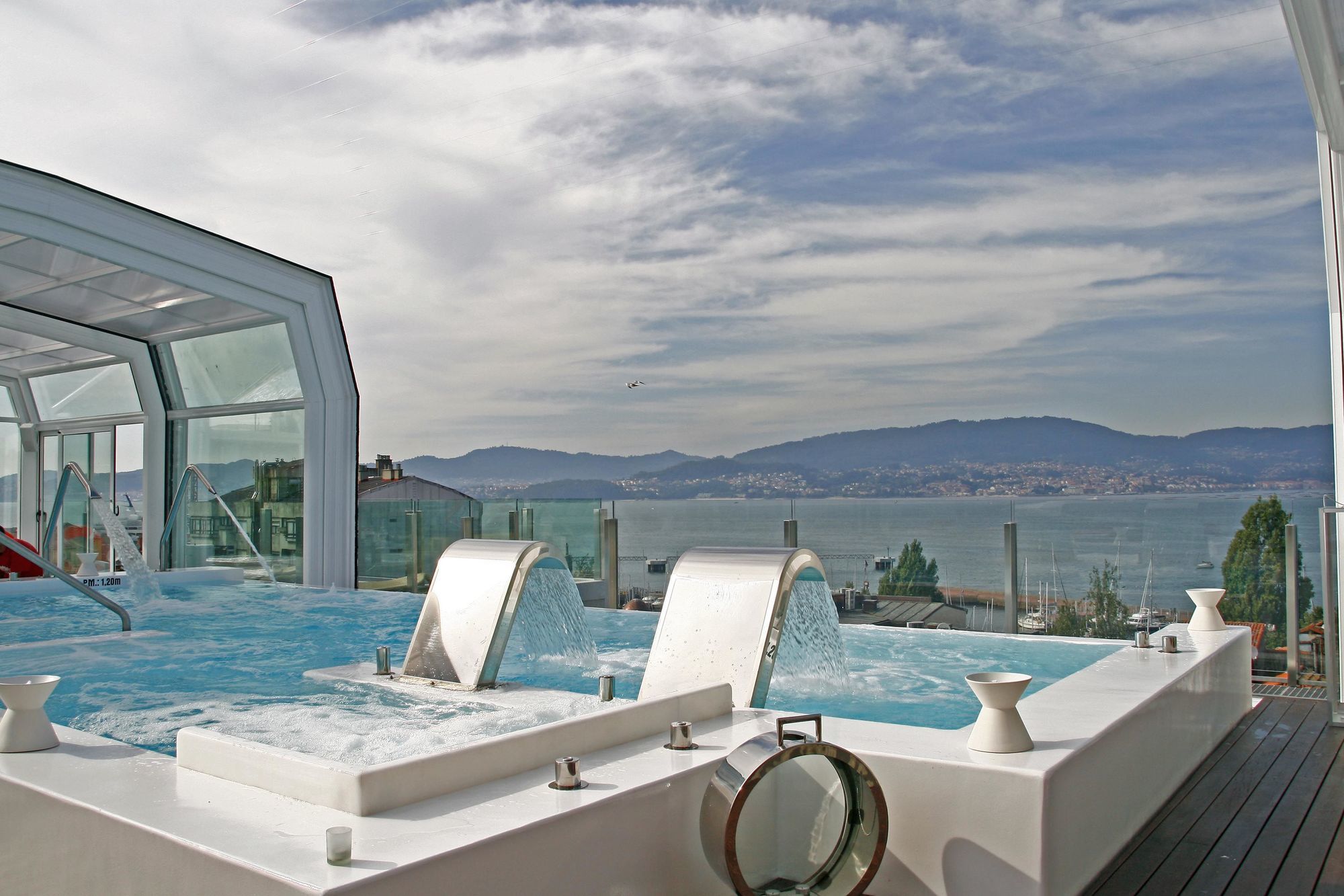 Gran Hotel Nagari Boutique & Spa Vigo Ngoại thất bức ảnh The rooftop pool at the hotel