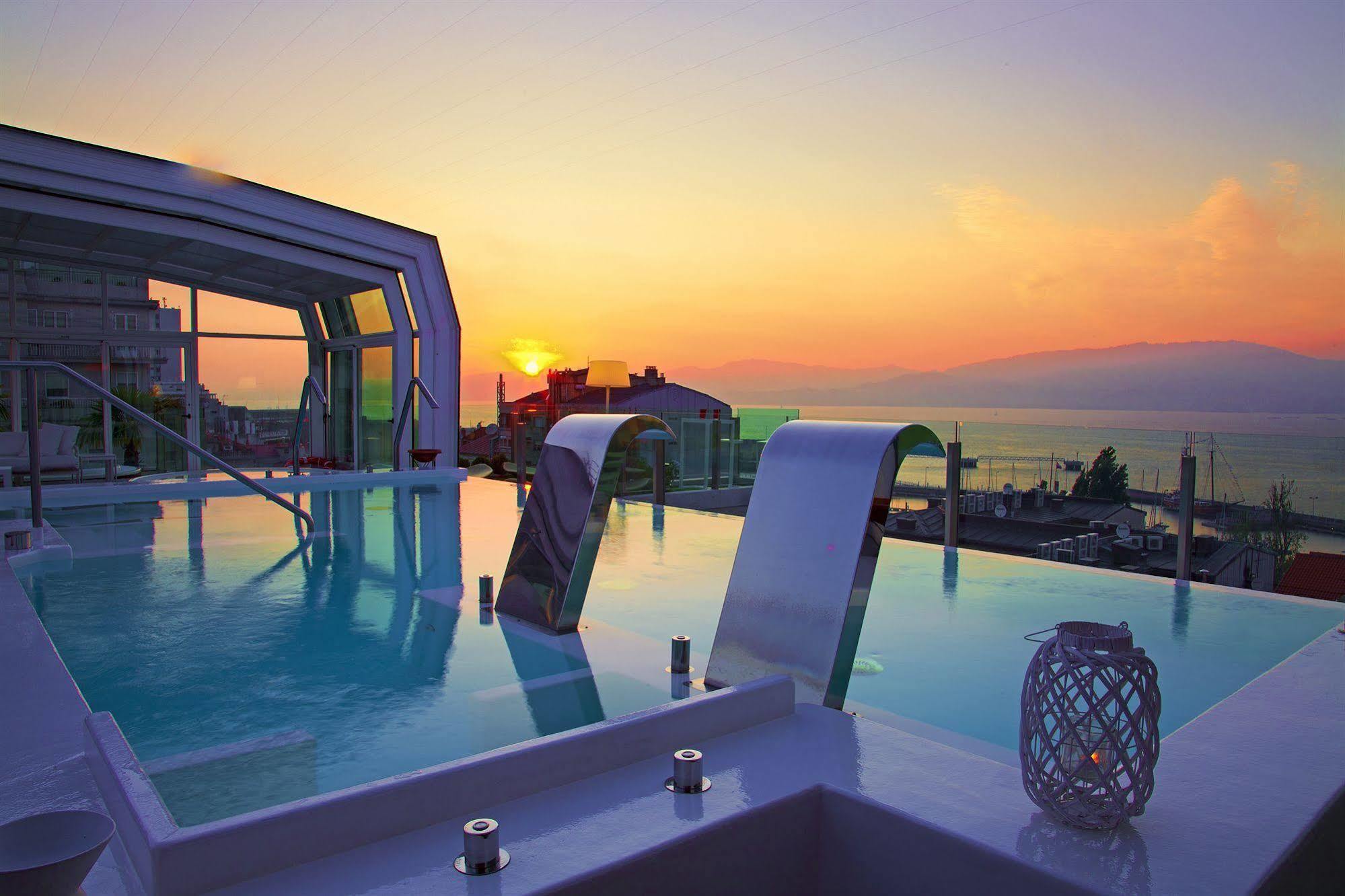 Gran Hotel Nagari Boutique & Spa Vigo Ngoại thất bức ảnh Sunset at the pool